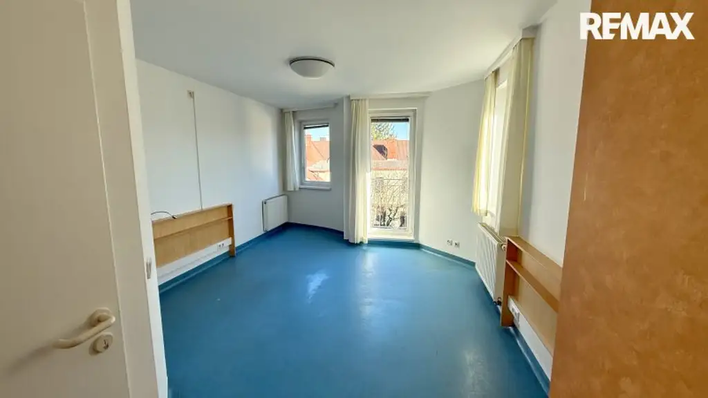 Ehemaliges Seniorenheim, gewerbliche Widmung, große Dachterrasse & 16 Garagen in Wiener Neustadt – Top Chance!