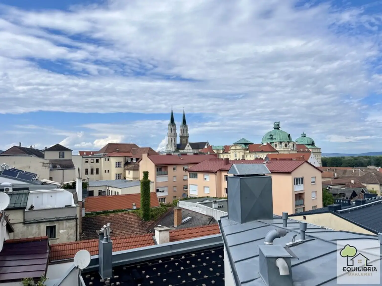 Traumhafte DG-Wohnung im Zentrum von Klosterneuburg -  57m2 große  Dachterrasse - Gekühlt  - Garage - Gartennutzung!