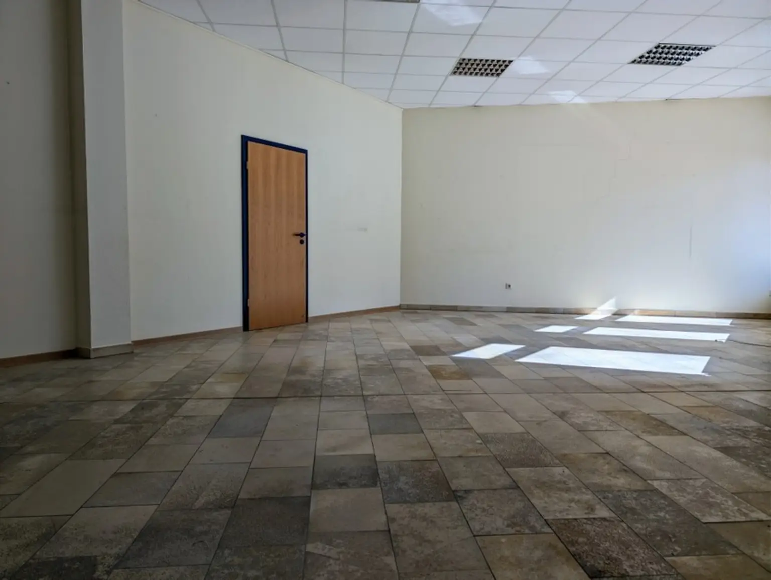 Zentraler geht es nicht! 2 Gewerbeflächen in Domnähe!