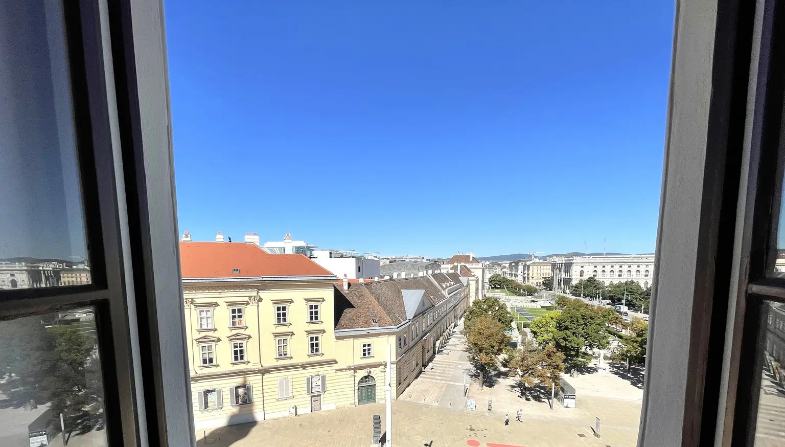 UNBEFRISTET: Prachtvolle, klimatisierte 5-Zimmer-Wohnung mit fantastischer Stadtaussicht / Beautiful air-conditioned 5-room flat with fantastic city view