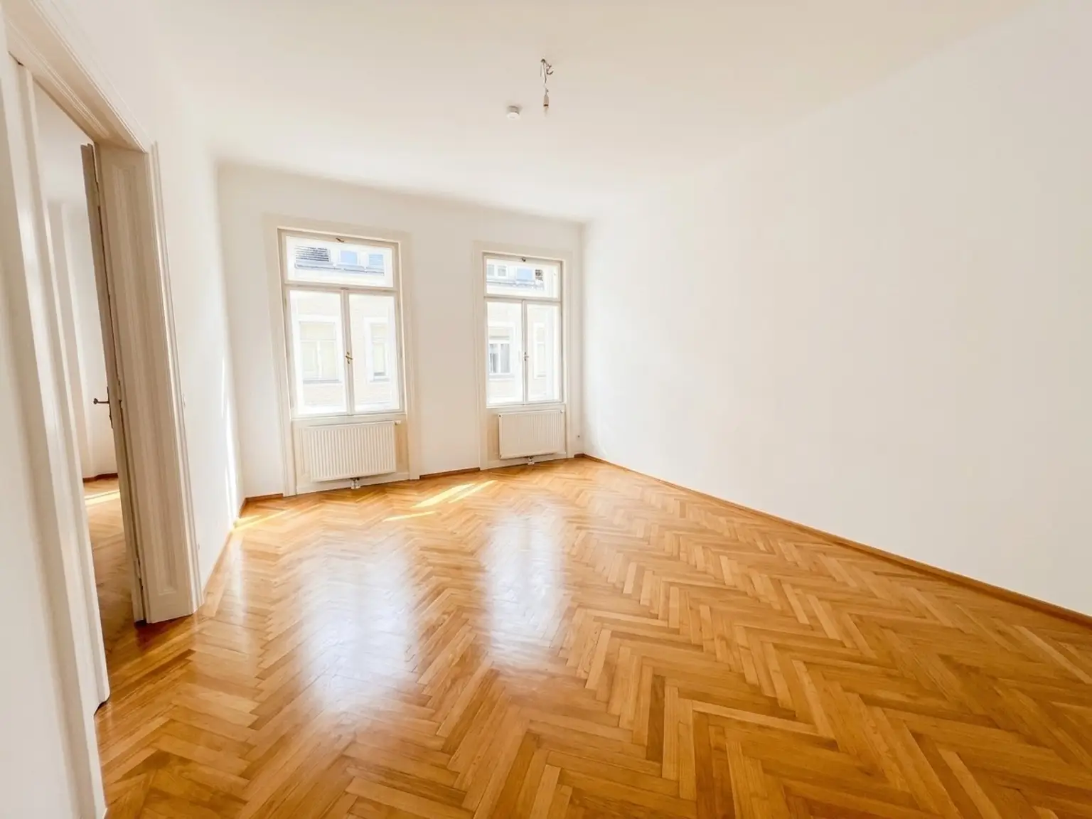 UNBEFRISTET: Wohnen in Bestlage in einer ruhigen Altbauwohnung im repräsentativen Haus