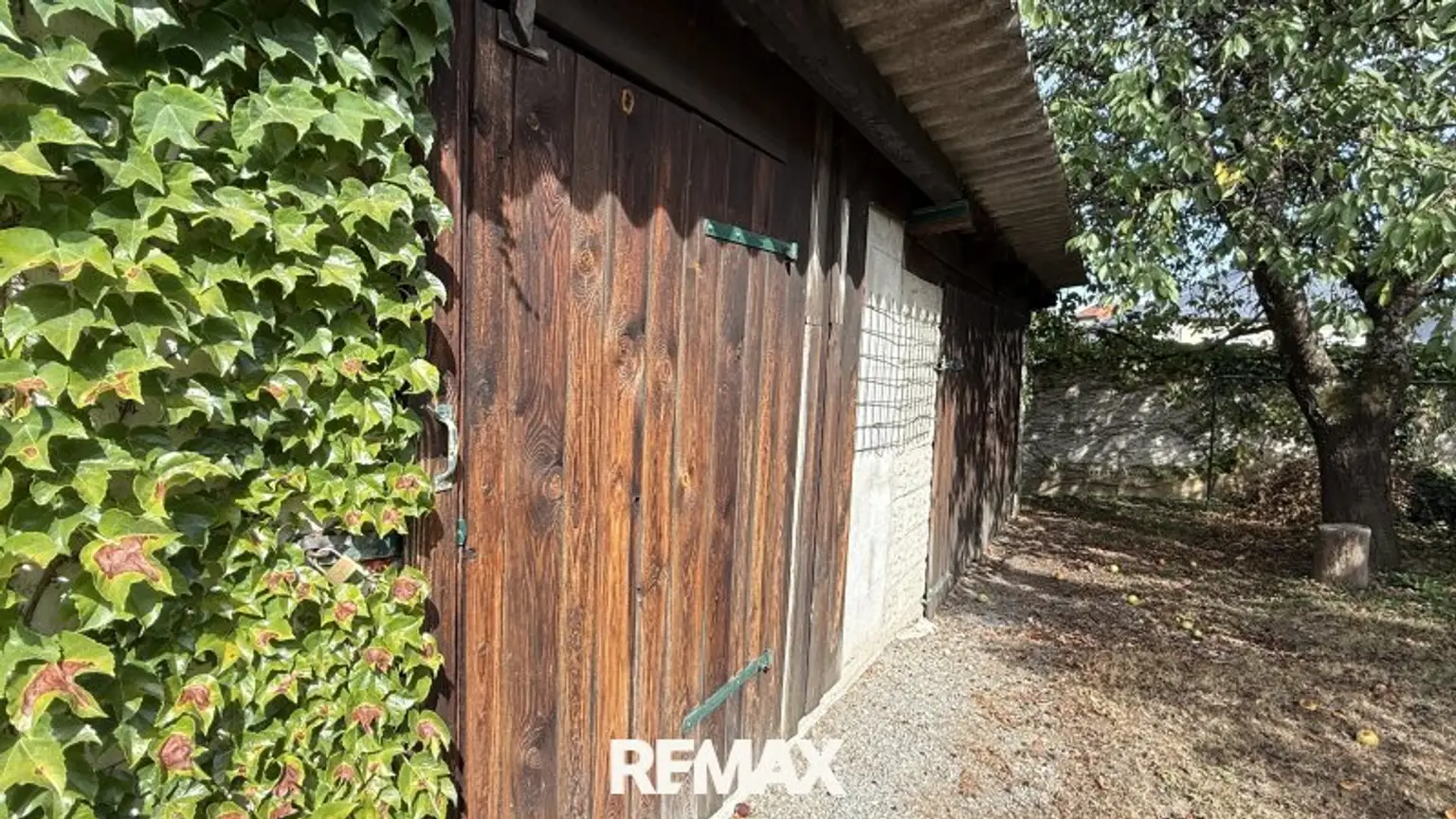 Gartenhaus mit 2 Holztore