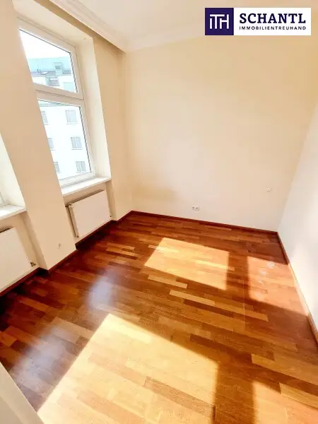 Zwischen Wiener Klassik und Naschmarkt Vibes - Ihr Zuhause mit Charme! Hofseitiger Balkon + Ruhiges Schlafzimmer! HIP und TRENDY die Gegend - Magisch schön das Altbauhaus - Ein MUST HAVE die Wohnung!