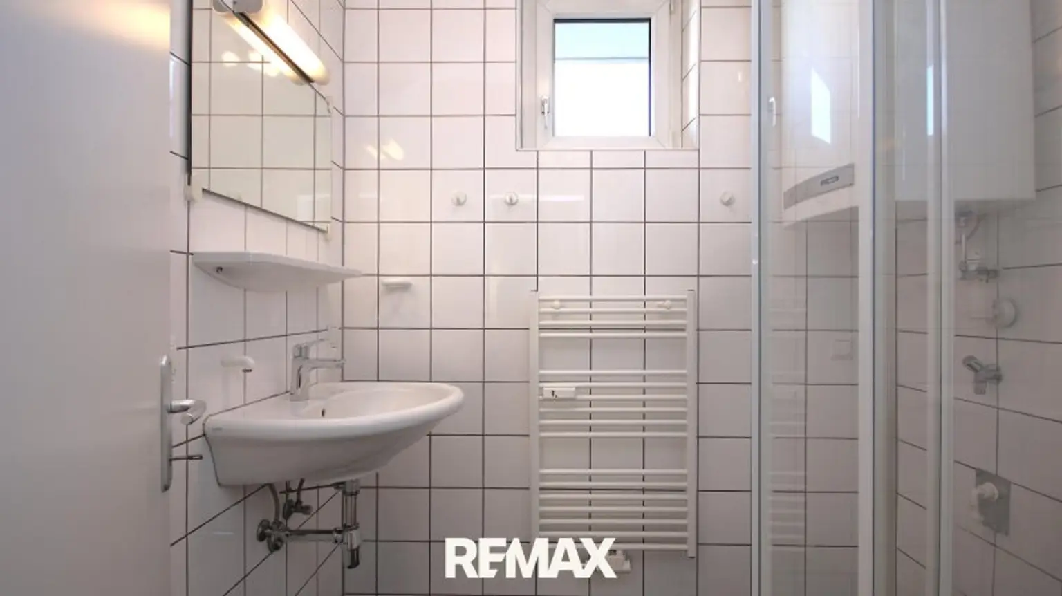 Bad mit Dusche und Waschmaschinenanschluss
