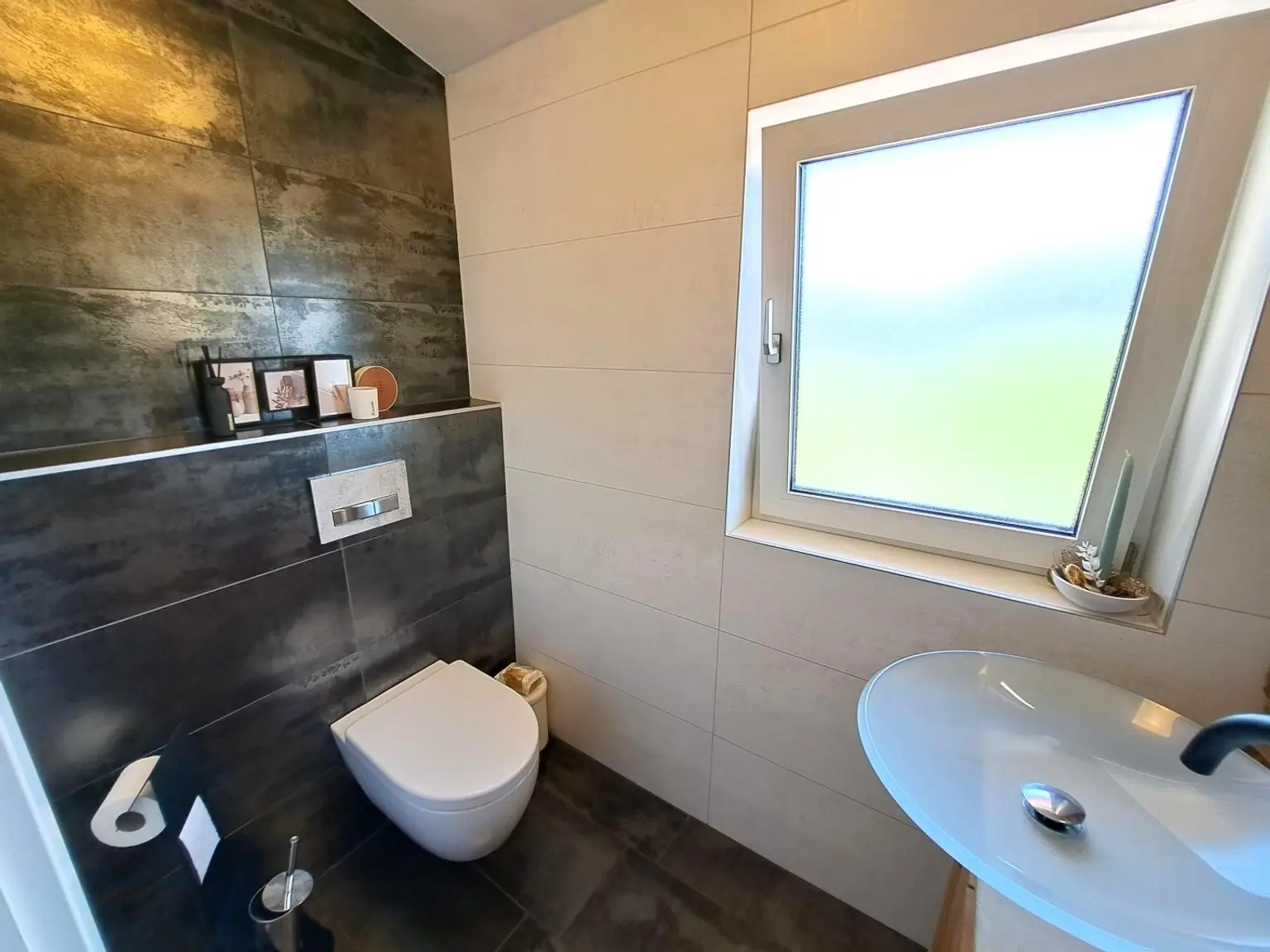 Wohnjuwel mit 2 Wohnungen (ca. 290 m² Wfl.), 2 Terrassen, Gartenareal mit Pool & Poolhaus - Neuzeug