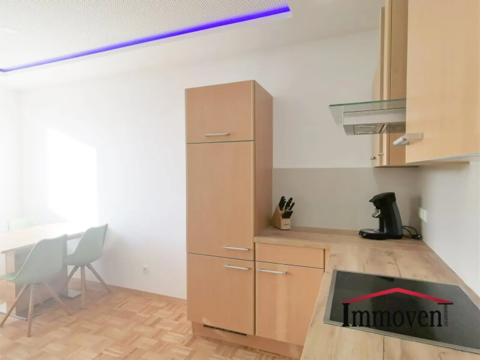 Koffer packen, Bett mitnehmen und fertig - Fernseher und Kaffemaschine sind schon da!