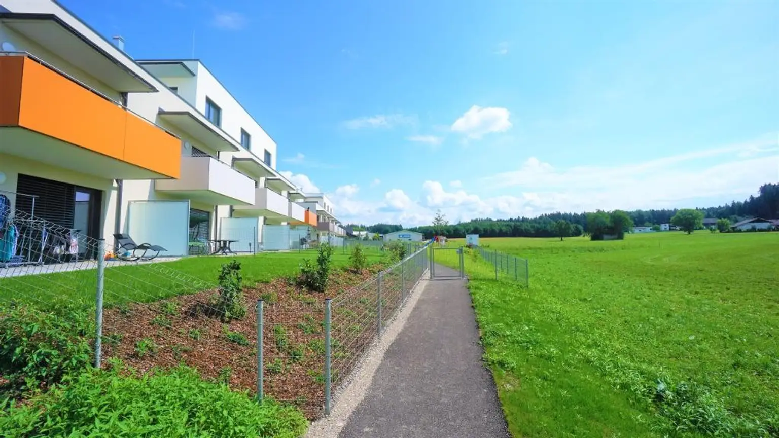 Beeindruckende 3 Zimmerwohnung mit großer Dachterrasse, Carportplatz und Stellplatz