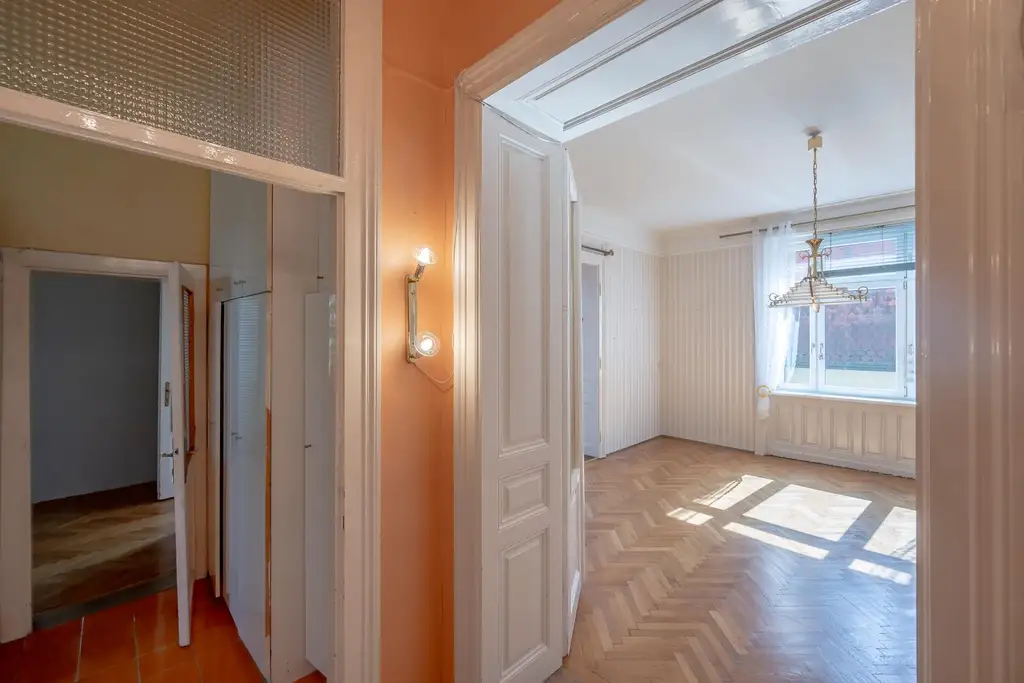 WOHNUNG IN ALTBAU-VILLA | EIGENGARTEN | SANIERUNGSBEDÜRFTIGES JUWEL