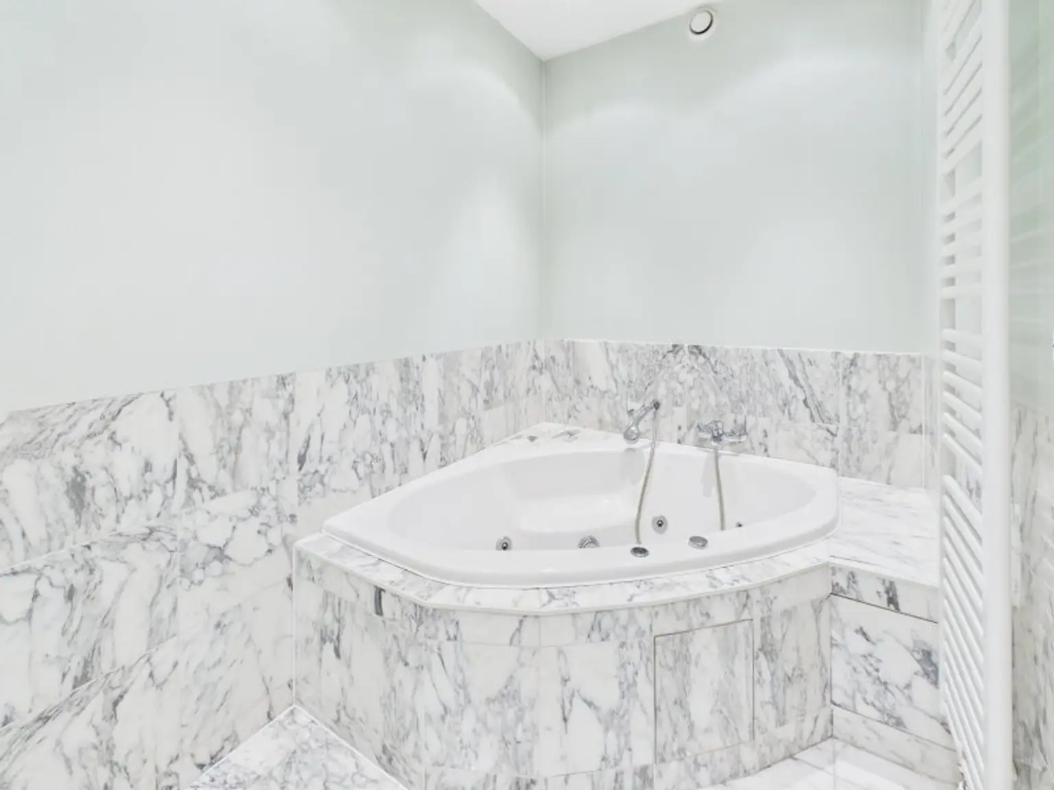 Badezimmer im 1. Dachgeschoss