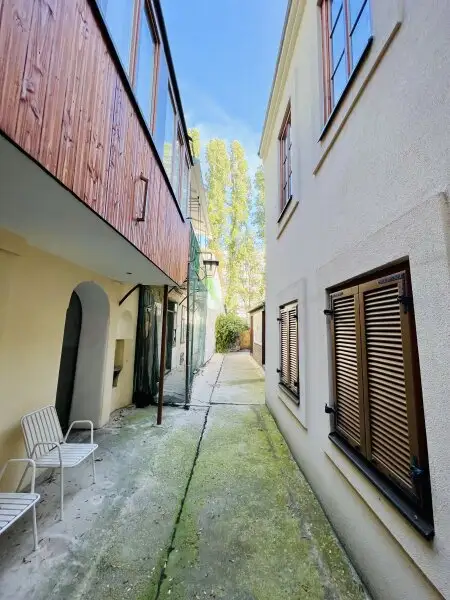 Wiener Stadthaus bei Schönbrunn – Airbnb-Nutzung & attraktives Entwicklungspotenzial mit Baubewilligung