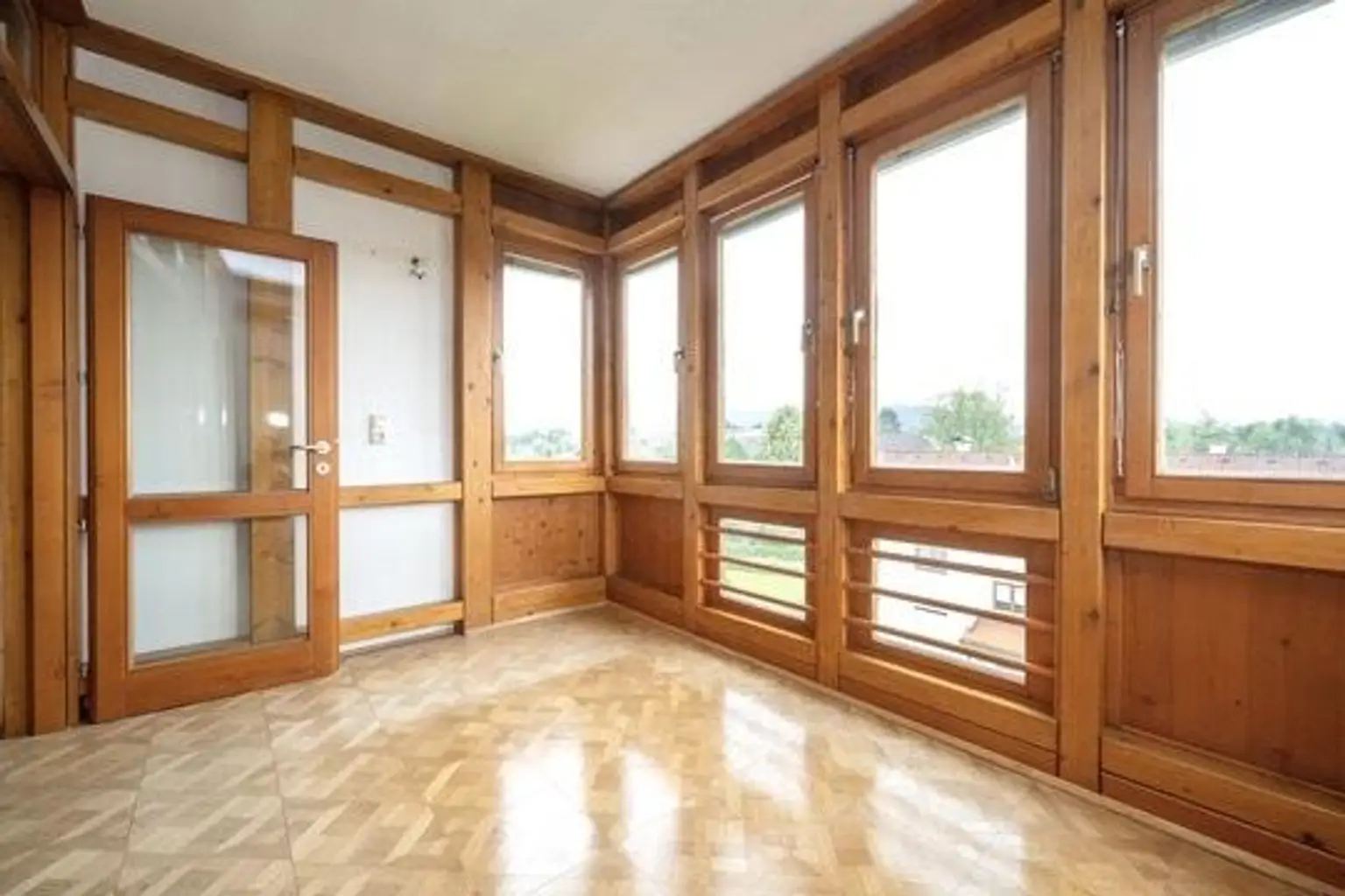 Loggia (über das Wohnzimmer zugänglich)