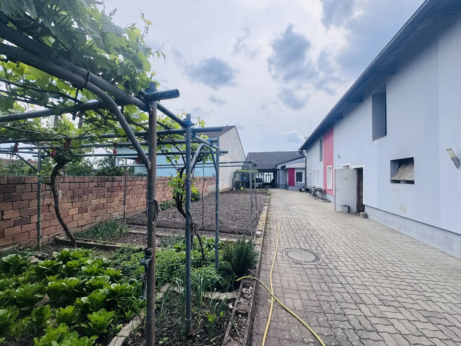 2-Familienhaus mit großem Garten in Ruhelage – ideal für Großfamilien