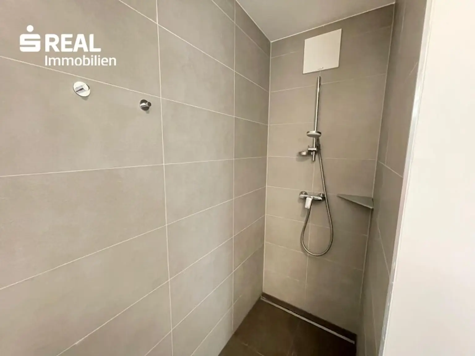Bad mit Dusche Perspektive 2