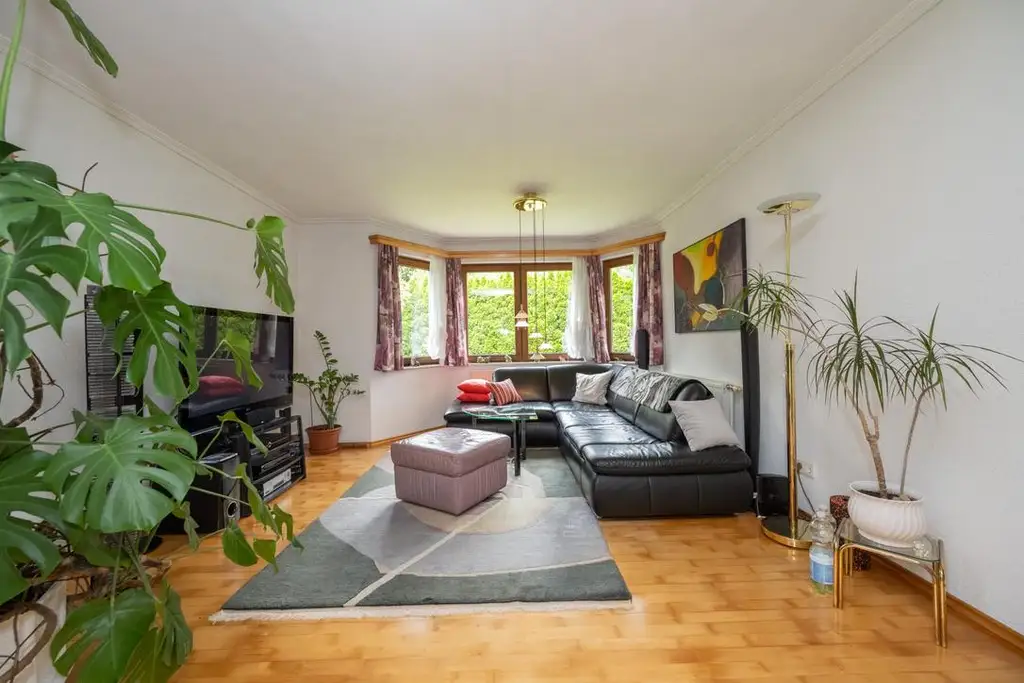 WOHNEN IM GRÜNEN – 242 m² WOHN-NUTZFLÄCHE – 3.903 m² GRUNDSTÜCK! Charmantes Einfamilienhaus voller Potenzial und zahlreicher Gestaltungsmöglichkeiten!