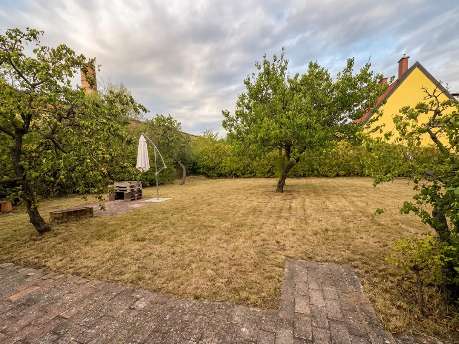 Grillplatz und Blick in den Garen