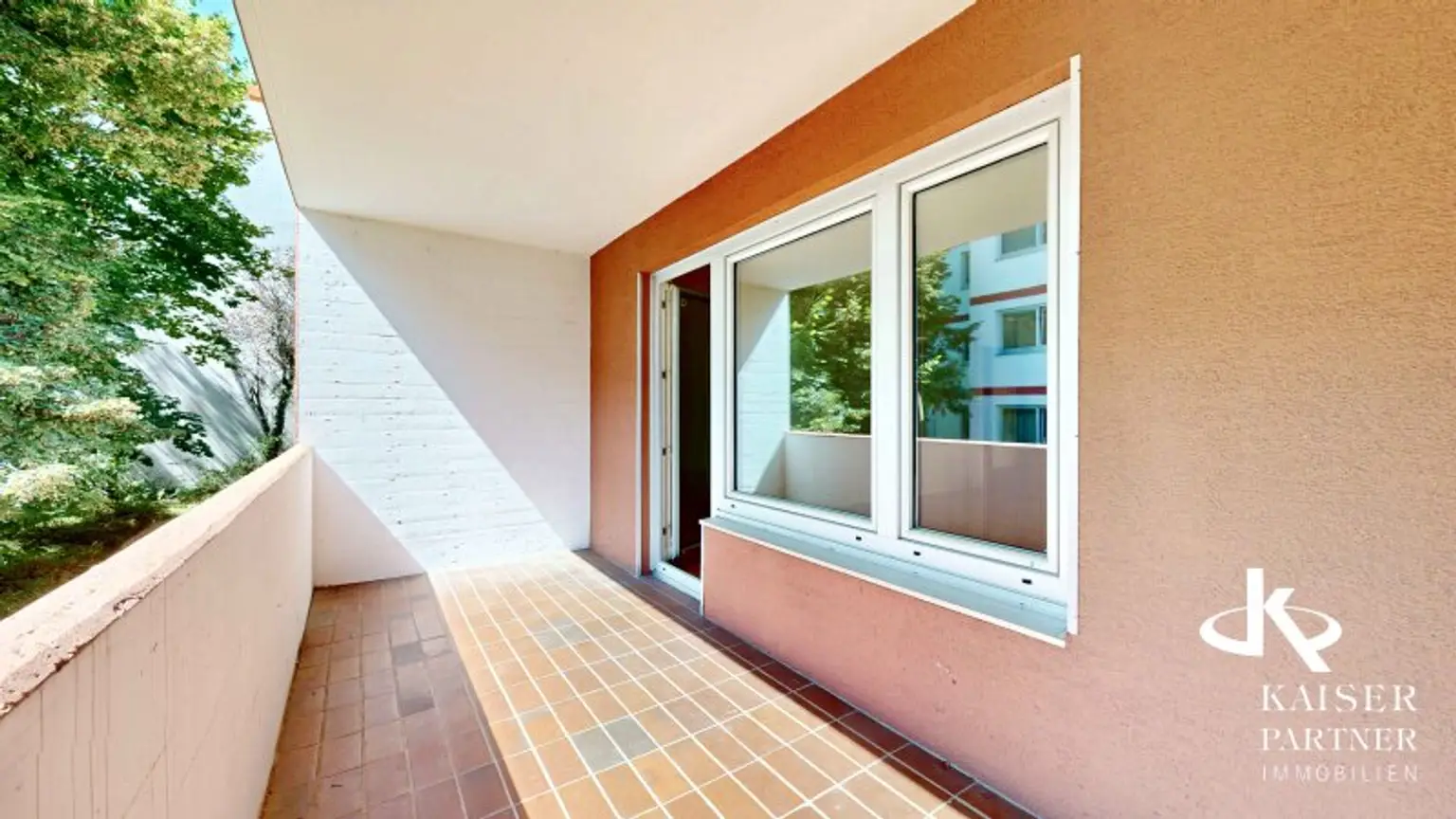 Geräumige 4-Zimmer-Wohnung mit Loggia mit viel Potential, Nähe Kennedybrücke!