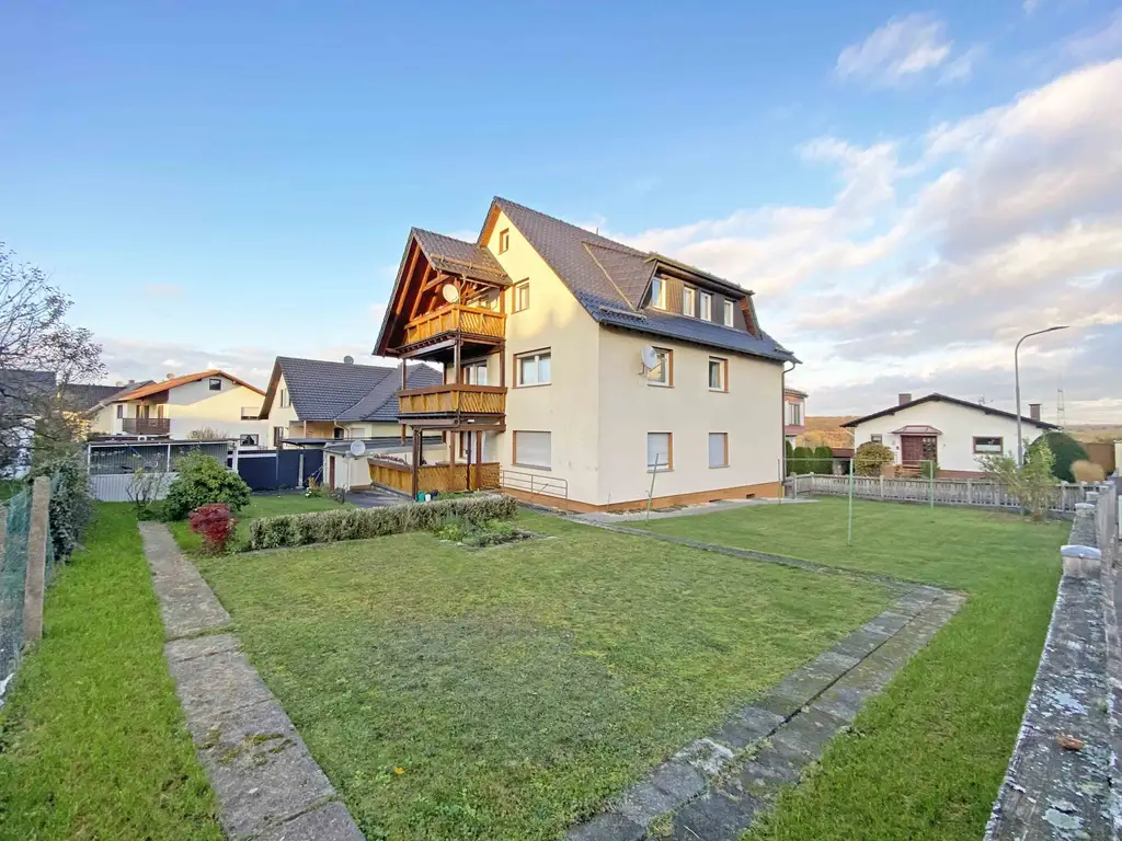 Dreifamilienhaus mit Balkonen, Terrasse, Garten und Garage