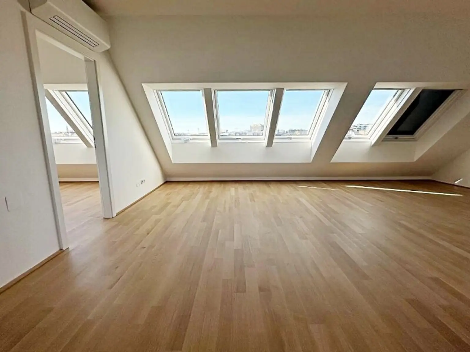 ERSTBEZUG, DACHGESCHOSS, klimatisierte 82 m2 Neubau mit Balkon, Wohnküche, 2 Zimmer, Wannenbad, Parketten, Augarten