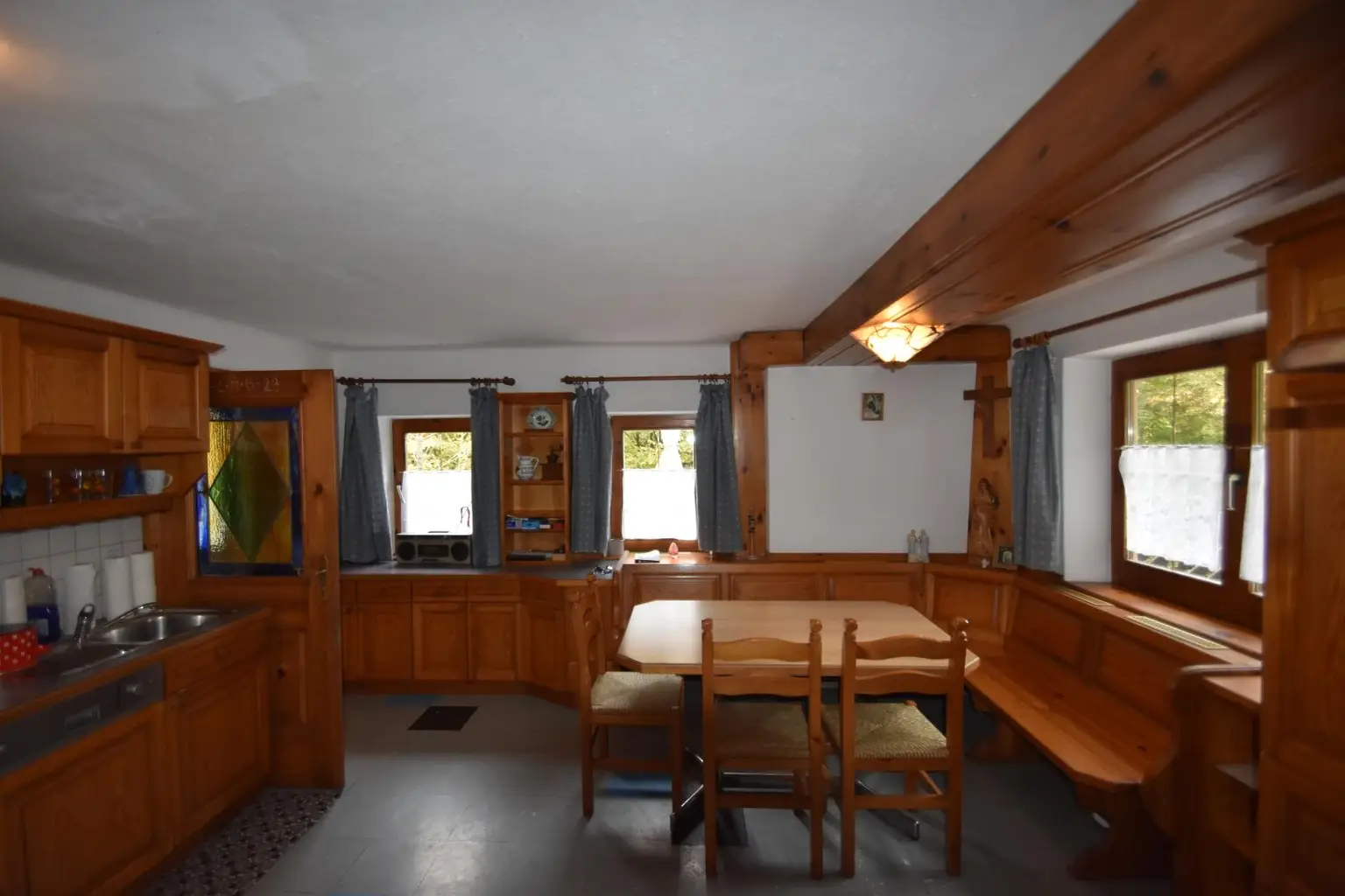 Wohnhaus mit großem Waldgrundstück