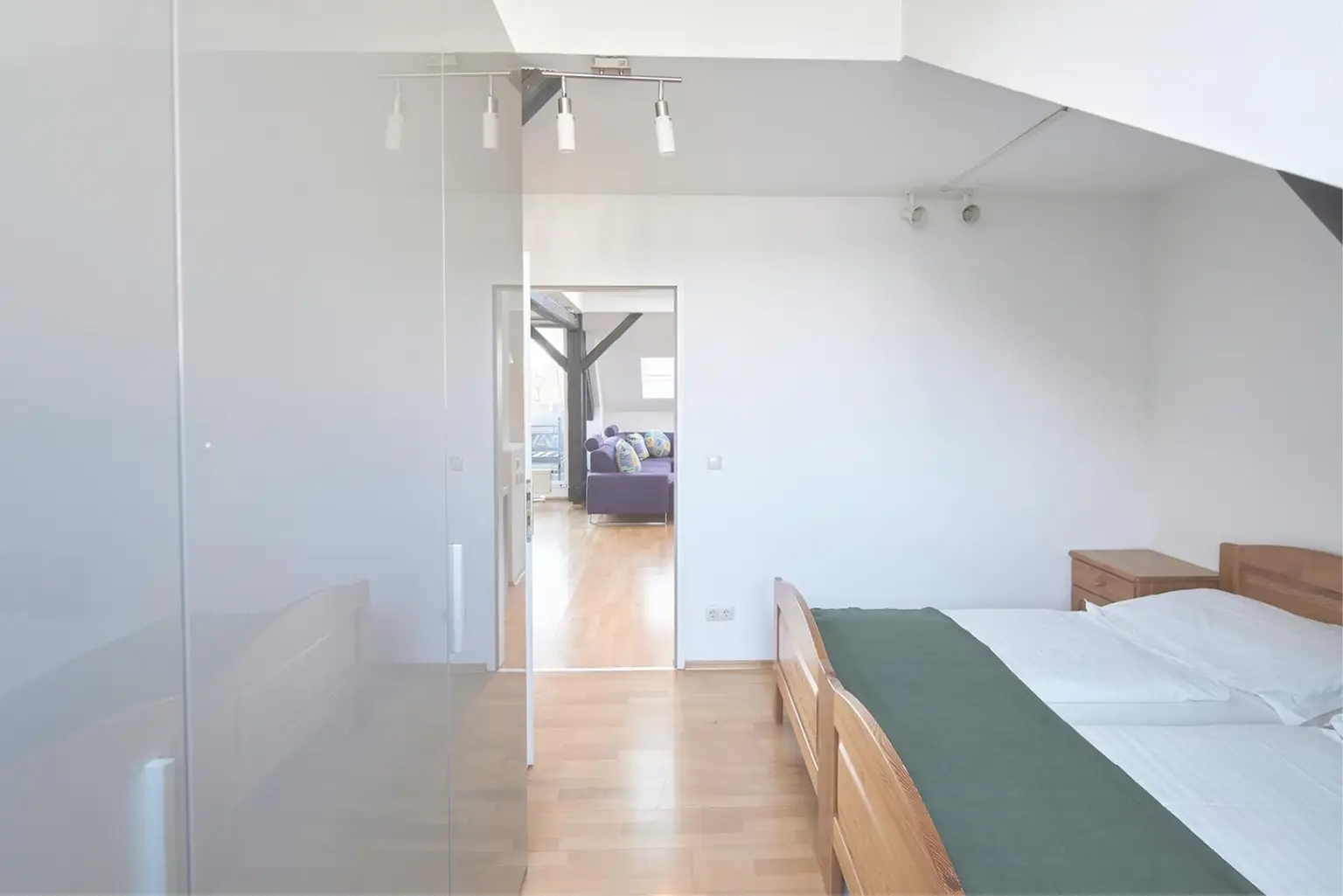 Schlafzimmer mit Blick ins Wohnzimmer