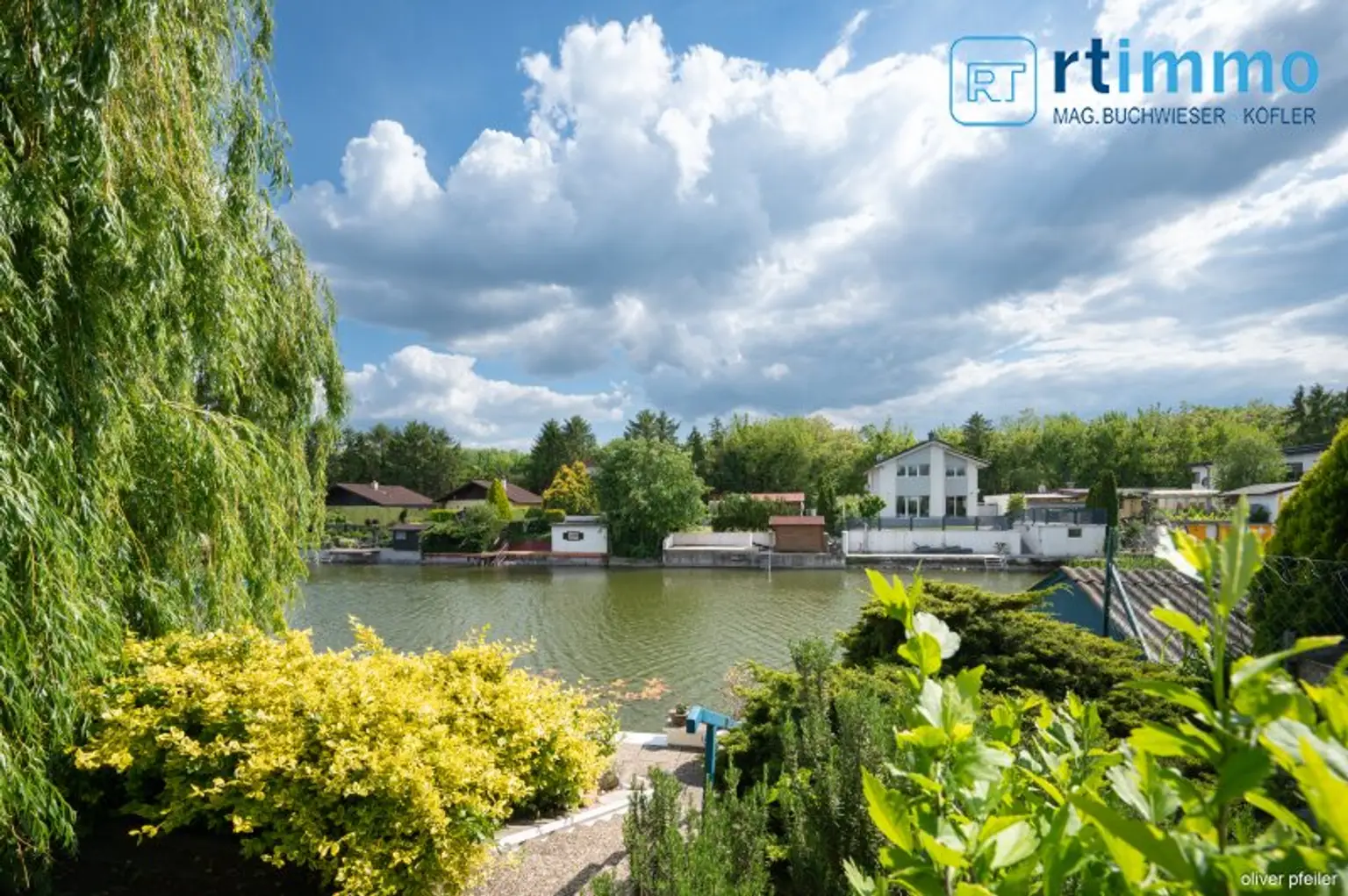 LIEBEVOLL GEPFLEGTES TRAUMHAUS AM SEE MIT KAMIN; SEETERRASSE, SOMMERHÄUSCHEN AM WASSERUND GARAGE