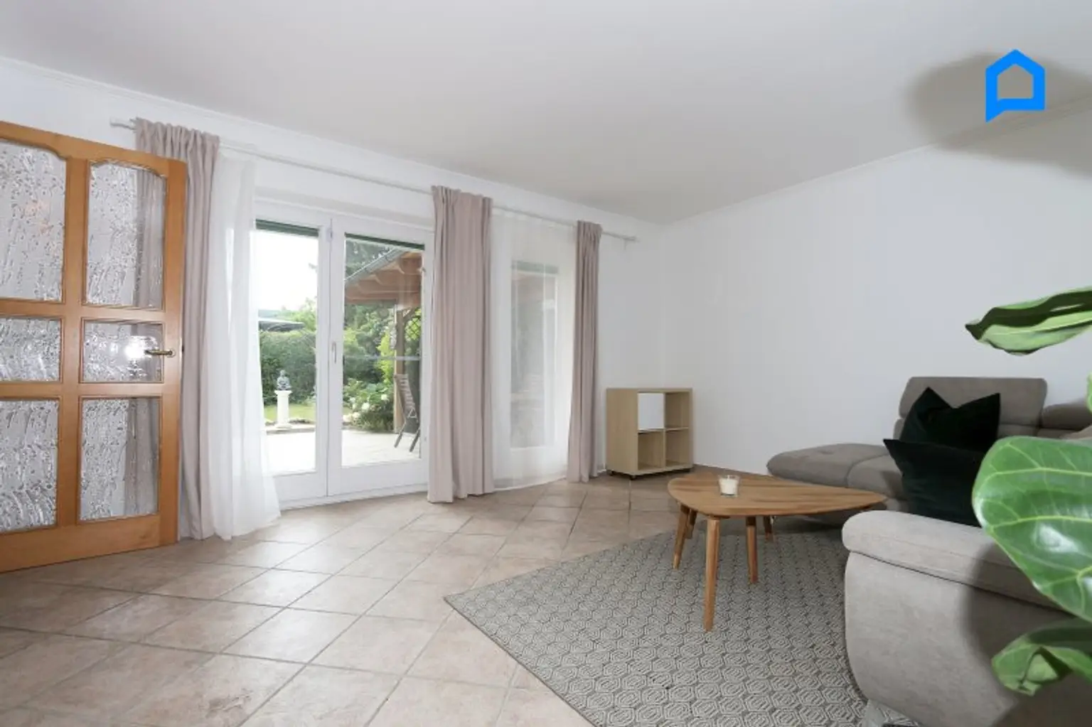 Sehr gepflegtes großzügiges Eckreihenhaus , Garten, Pergola, Terrasse, 4,5 Zimmer, plus Kellerräume, Garage