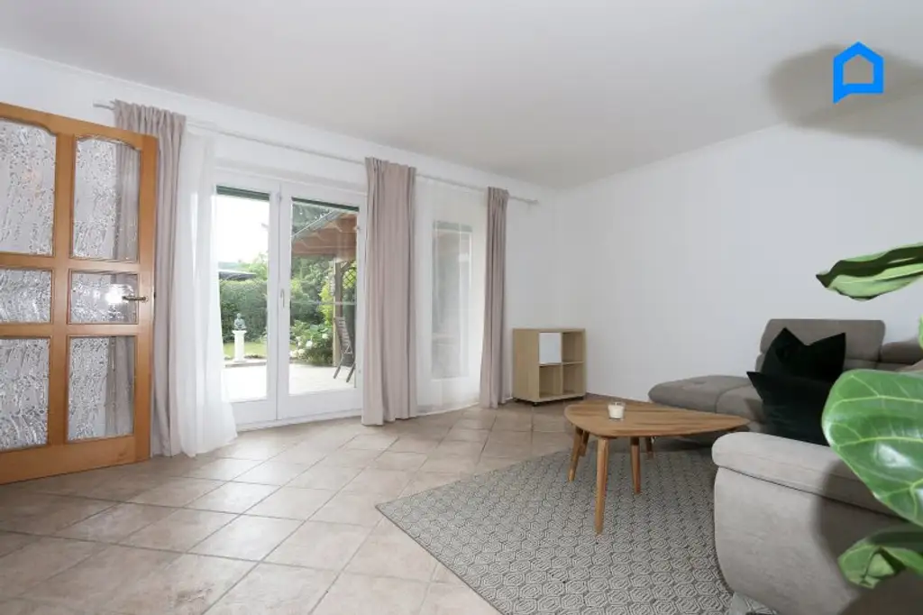 Sehr gepflegtes großzügiges Eckreihenhaus , Garten, Pergola, Terrasse, 4,5 Zimmer, plus Kellerräume, Garage