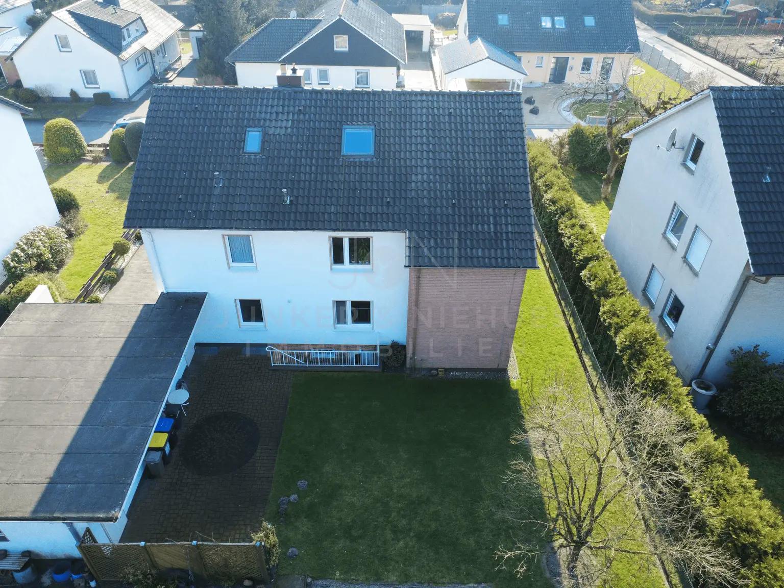 Hausansicht mit Garten