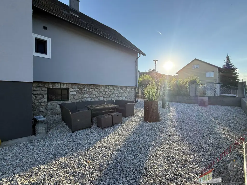 Zweifamilienhaus mit zusätzlichem Baugrundstück & vielen Extras in 2752 Wöllersdorf
