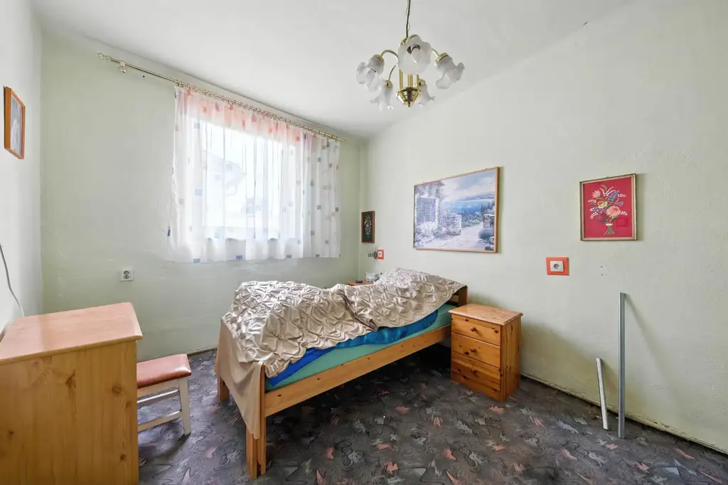 Renovierungsbedürftige Liegenschaft mit zwei Wohneinheiten, Nebengebäuden & Garage!