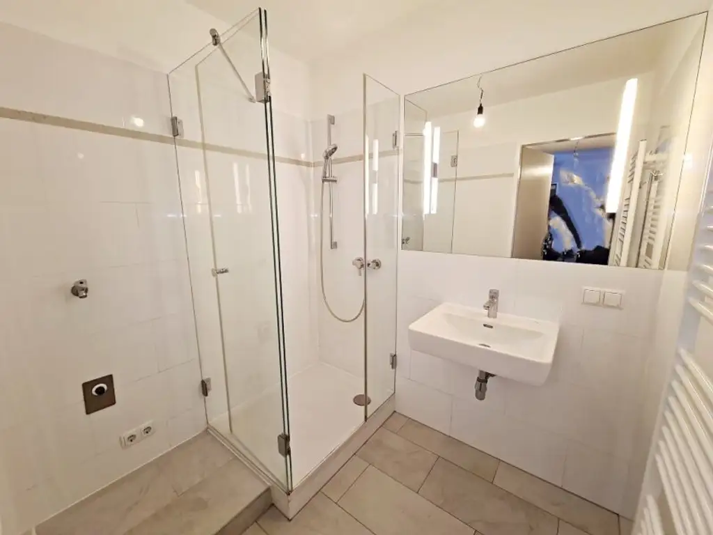 LORYSTRASSE, U3-Nähe, 61 m2 Neubau mit 80 m2 Terrasse, Wohnküche, 1 Zimmer, Duschbad, Parketten, 1. Liftstock