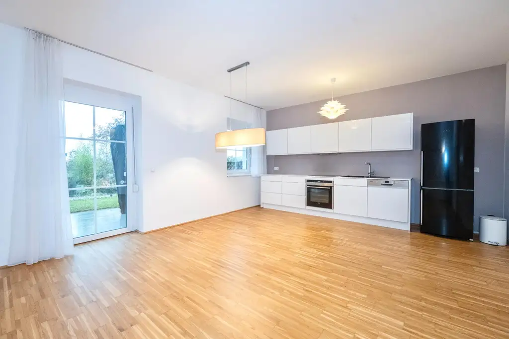 93,78 m² WOHNFLÄCHE – 72,32 m² GARTEN/TERRASSE – SOFORT VERFÜGBAR! Moderne Erdgeschosswohnung mit Garten/Terrasse und Parkplatz in zentraler Ruhelage!