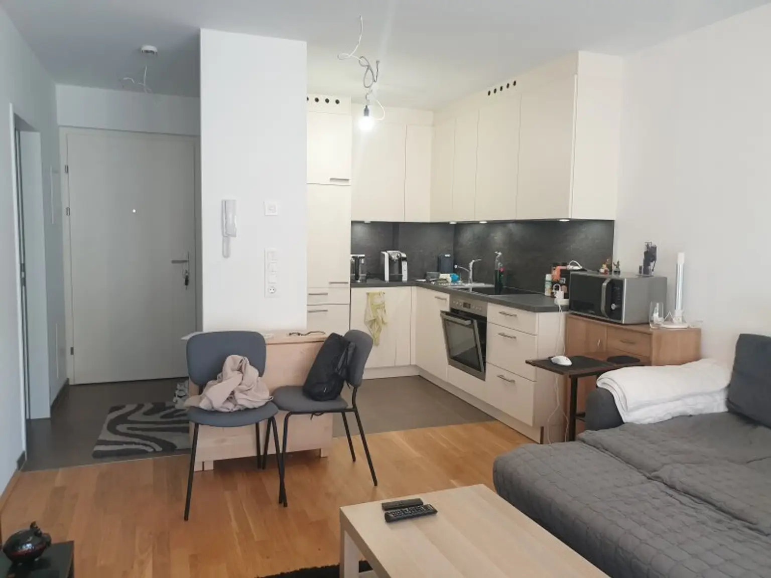 Eingang mit Garderobenbereich + Küche