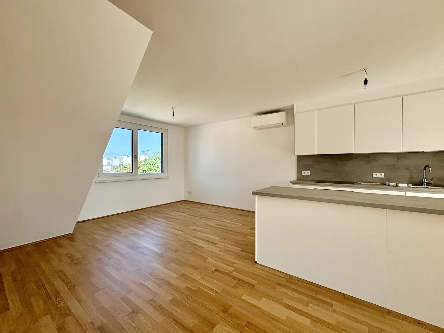 Lichtdurchflutete Dachwohnung mit offenem Wohn-Essbereich