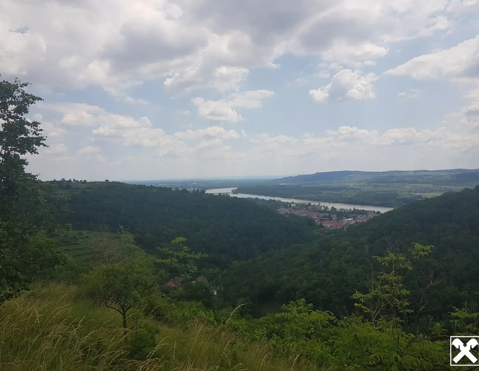 FREIZEITPARADIES FÜR HOBBYGÄRTNER IN EINZIGARTIGER AUSSICHTSLAGE MIT DONAUBLICK - KEIN BAUGRUNDSTÜCK!