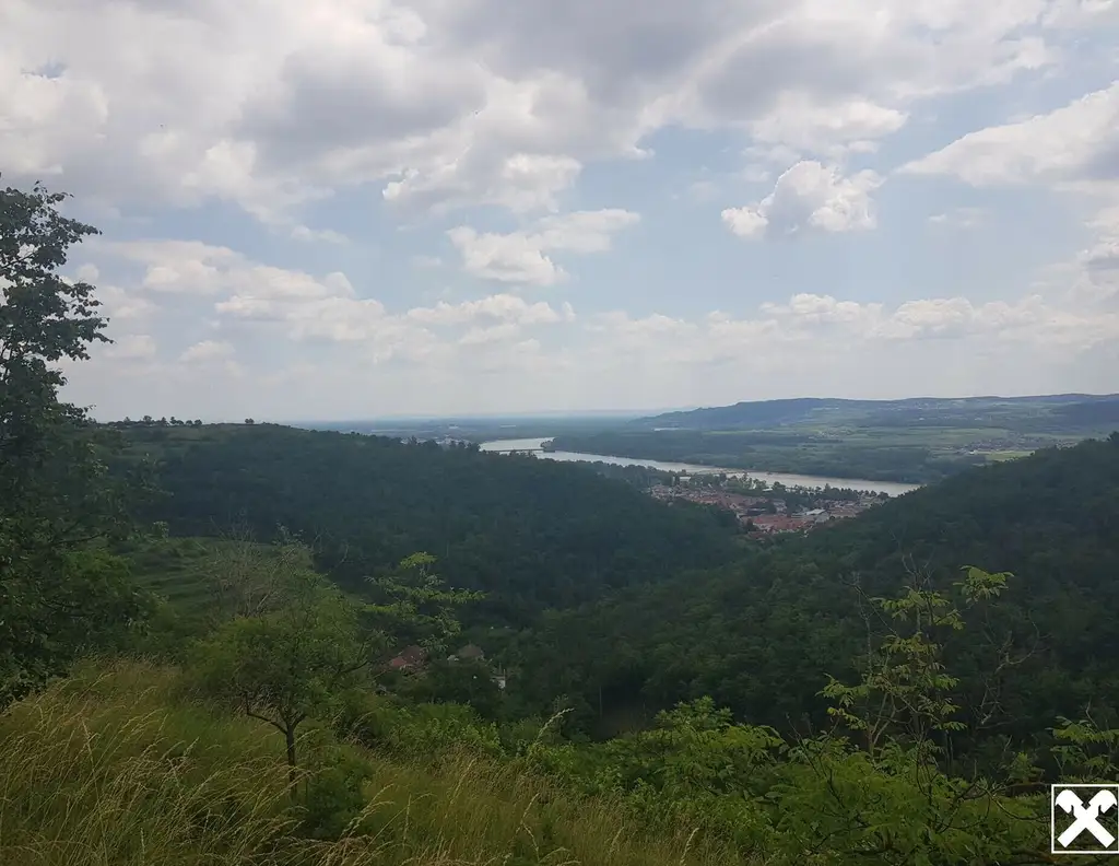 FREIZEITPARADIES FÜR HOBBYGÄRTNER IN EINZIGARTIGER AUSSICHTSLAGE MIT DONAUBLICK - KEIN BAUGRUNDSTÜCK!