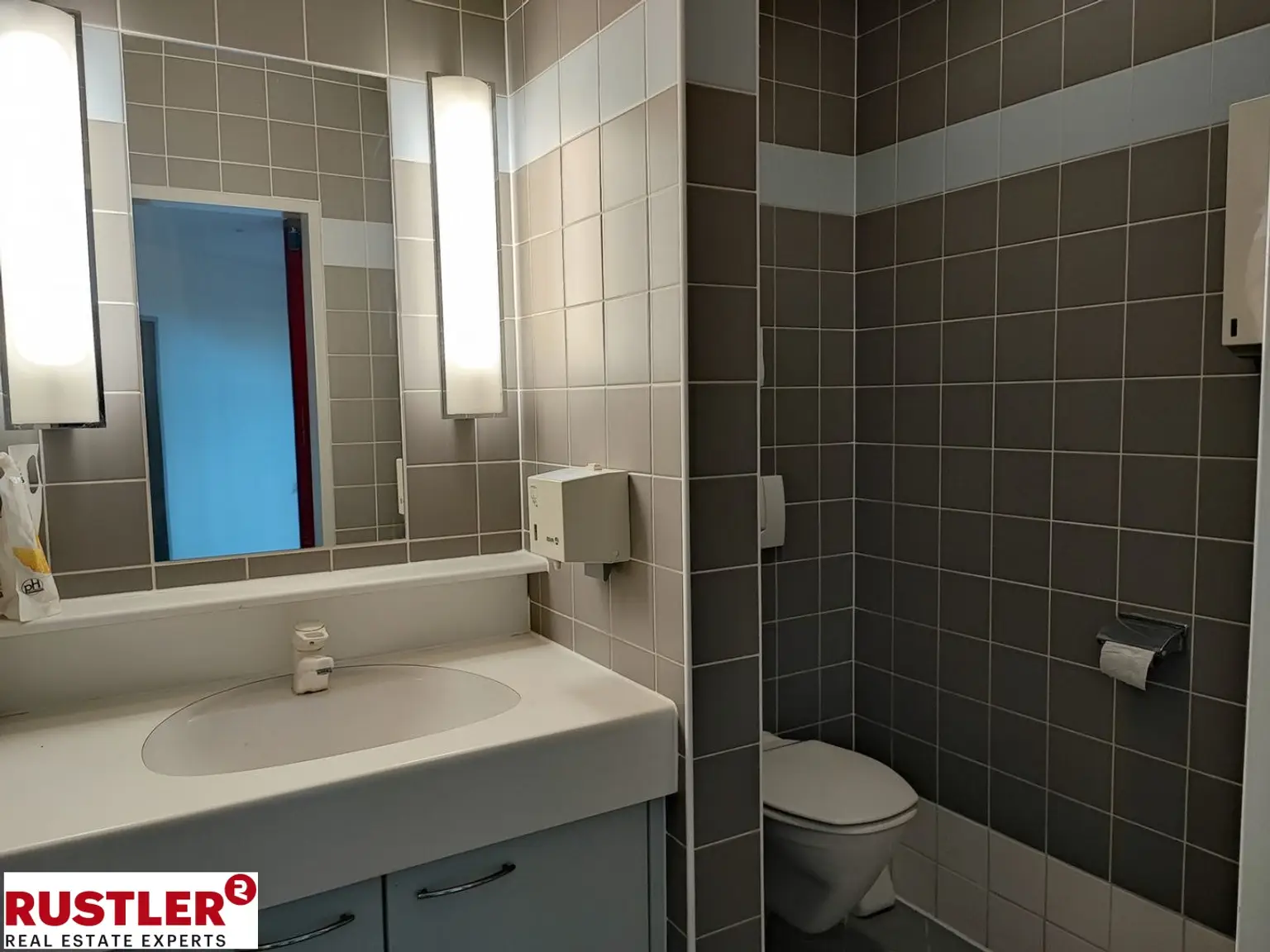 Präsenz an der Hauptstraße – großzügiges Geschäftslokal auf zwei Ebenen