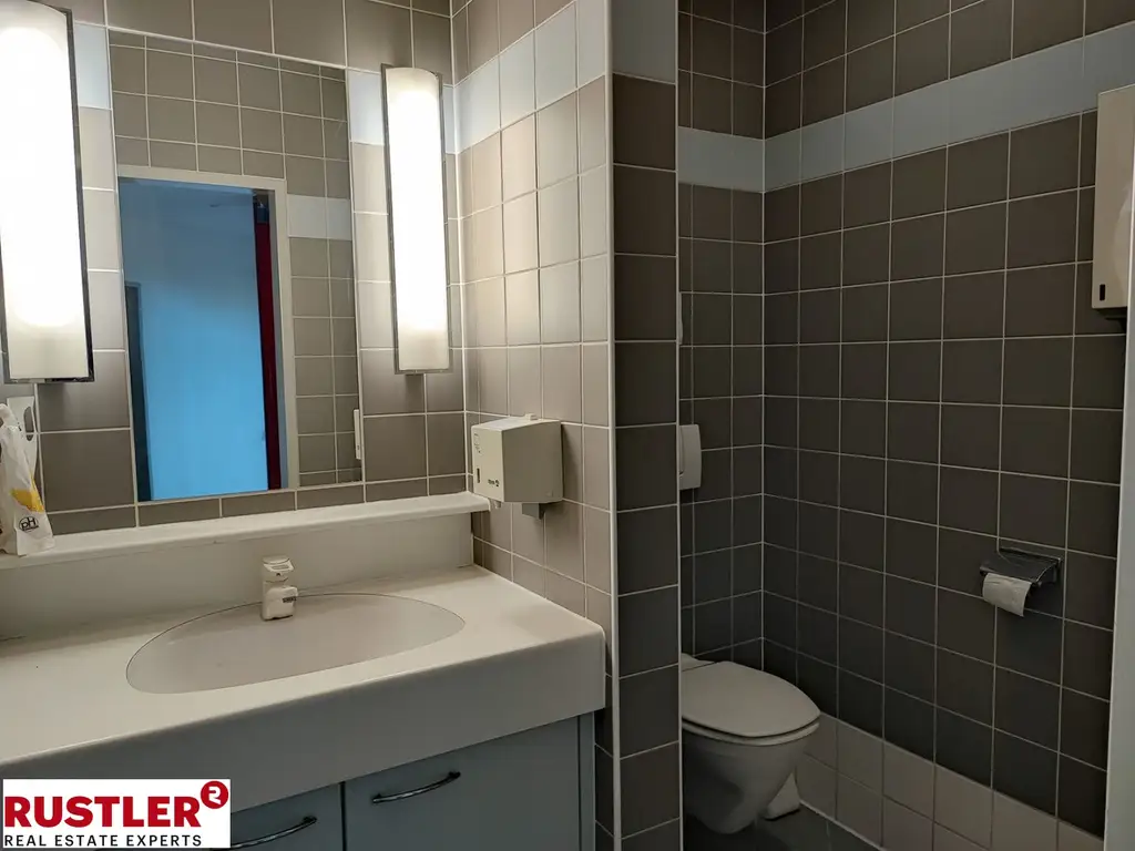 Präsenz an der Hauptstraße – großzügiges Geschäftslokal auf zwei Ebenen