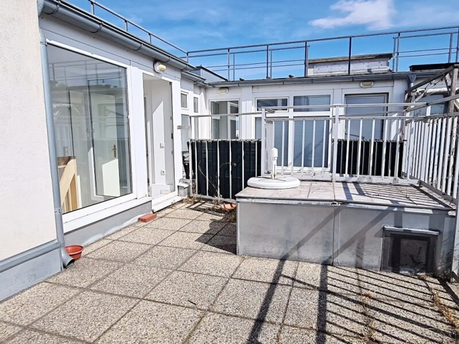TERRASSENHIT, DACHGESCHOSS, 81 m2 Maisonette mit 12 m2 Terrasse, 3 Zimmer, Küche, Galerie, Wannenbad, Augarten-Nähe