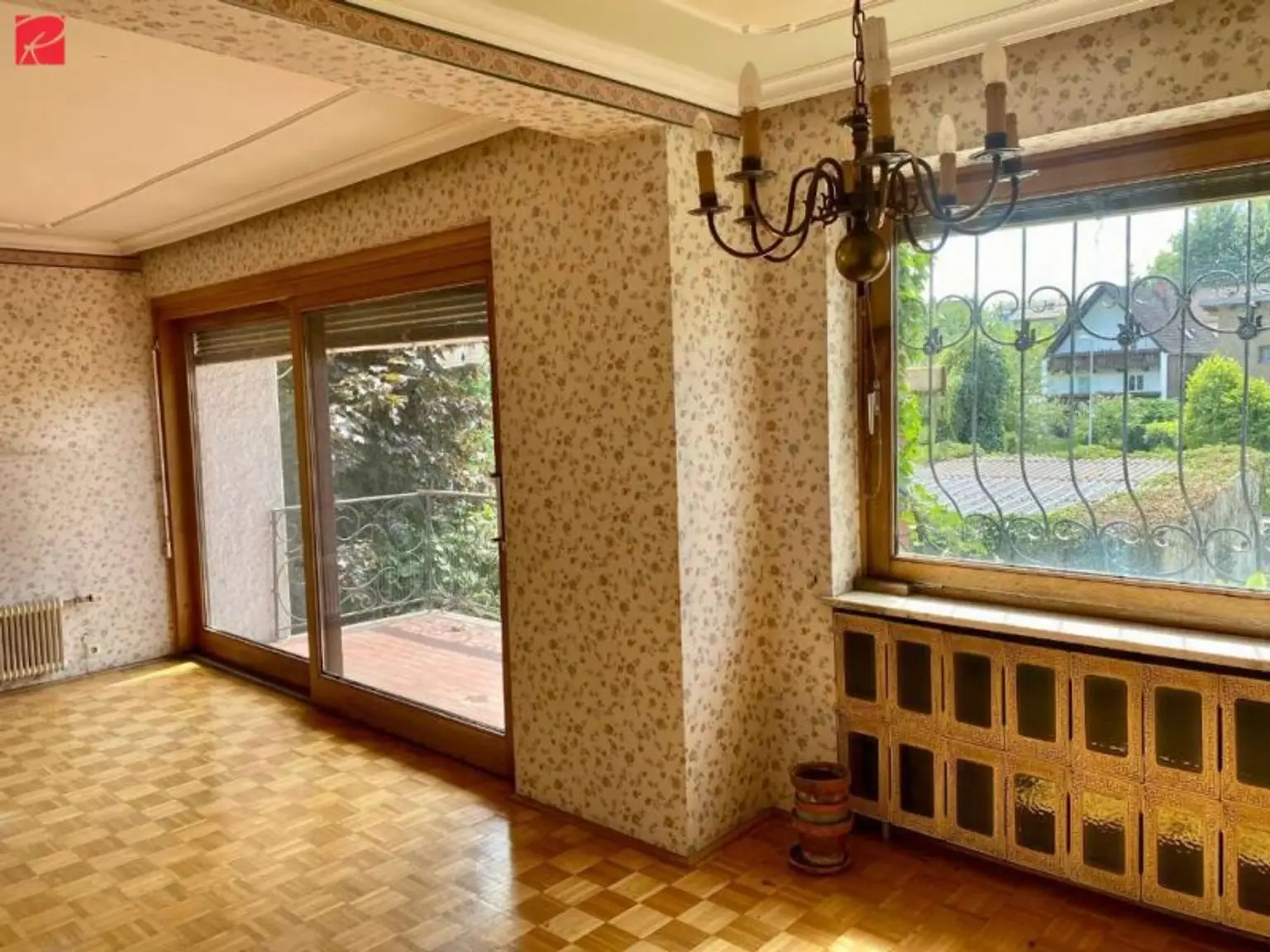 Großzügiges Familienhaus mit Pool und Garten in Toplage