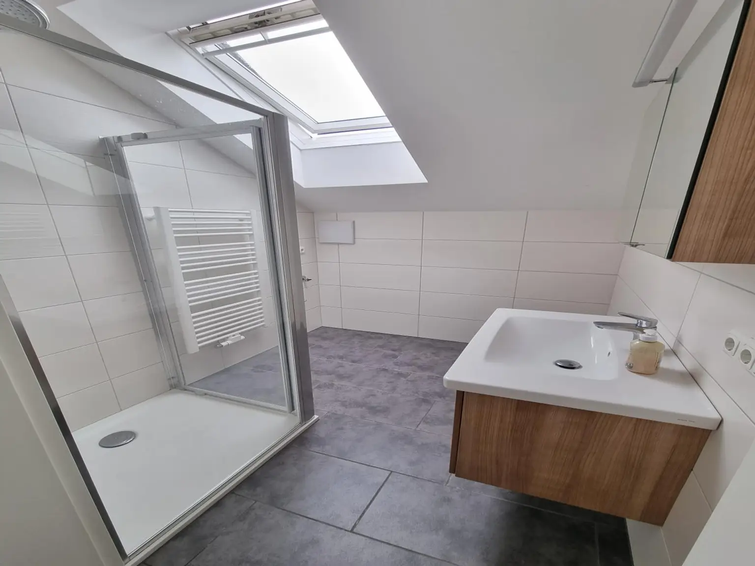 Ideal für Singles oder Paare – neuwertige Mansardenwohnung mit Balkon und Carport
