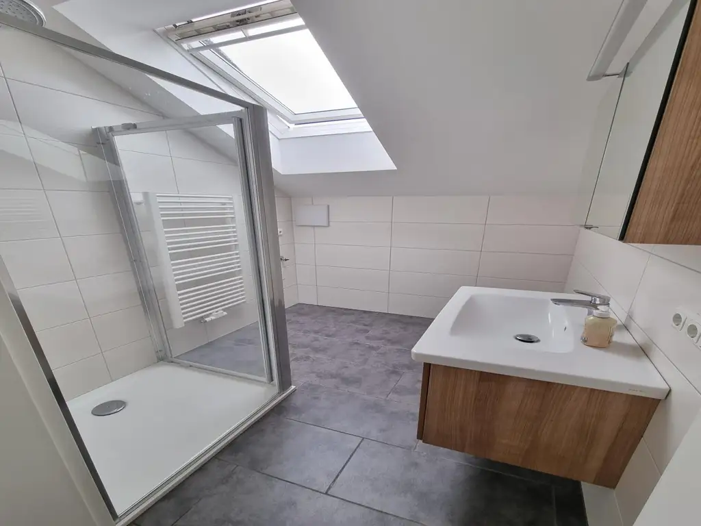 Ideal für Singles oder Paare – neuwertige Mansardenwohnung mit Balkon und Carport