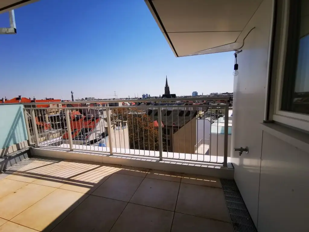 URANIA: 3 Zimmer mit hofseitiger Terrasse in Ruhelage: Luxus pur in Citynähe