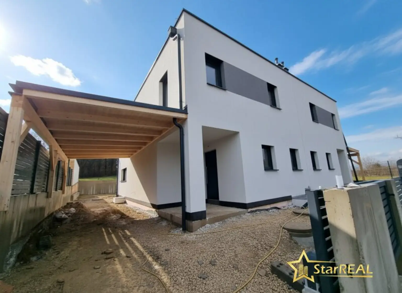 KURZ VOR FERTIGSTELLUNG! 208 m² NFL! 5-ZIMMER, KELLER, BALKON, TERRASSE, CARPORT UND GROSSER GARTEN. ZIEGELQUALITÄT MIT UNVERBAUBAREM GRÜNBLICK.