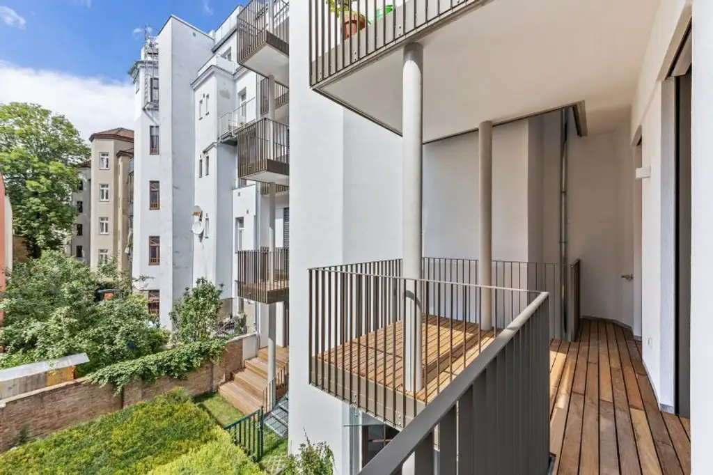 4-Zimmer-Altbaueigentumswohnung in generalsaniertem Altbau mit Balkon