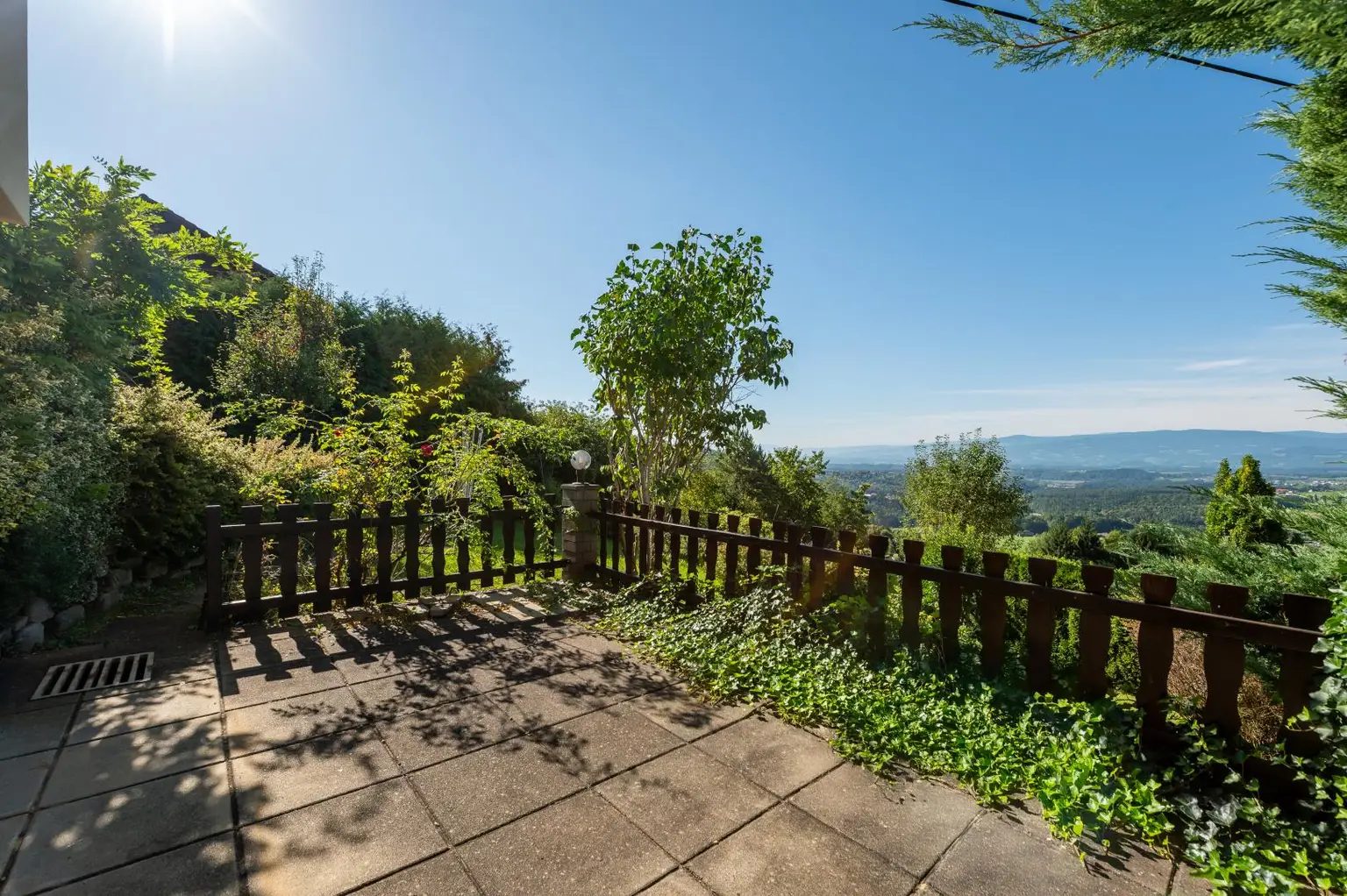 Einfamilienhaus mit Einliegerwohnung, Garage, Carports und Ausblick!