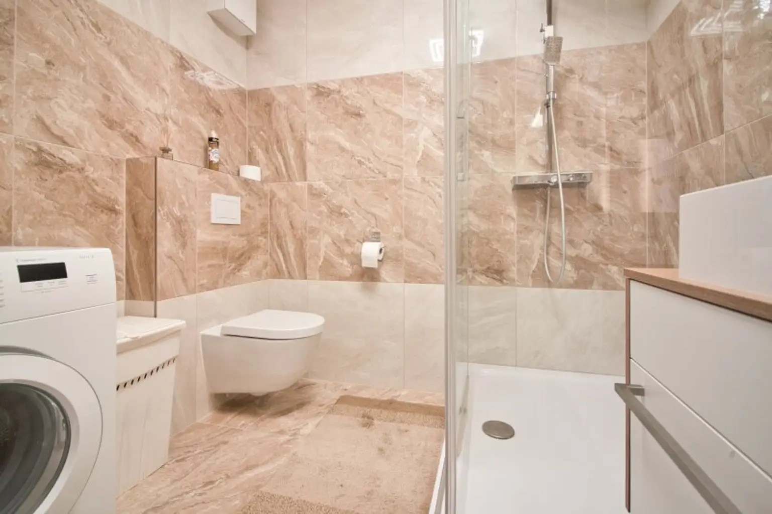 Exklusive 4-Zimmer Dachgeschosswohnung | private 39 m² Dachterrasse & Terrasse auf Wohnebene | Klimaanlage