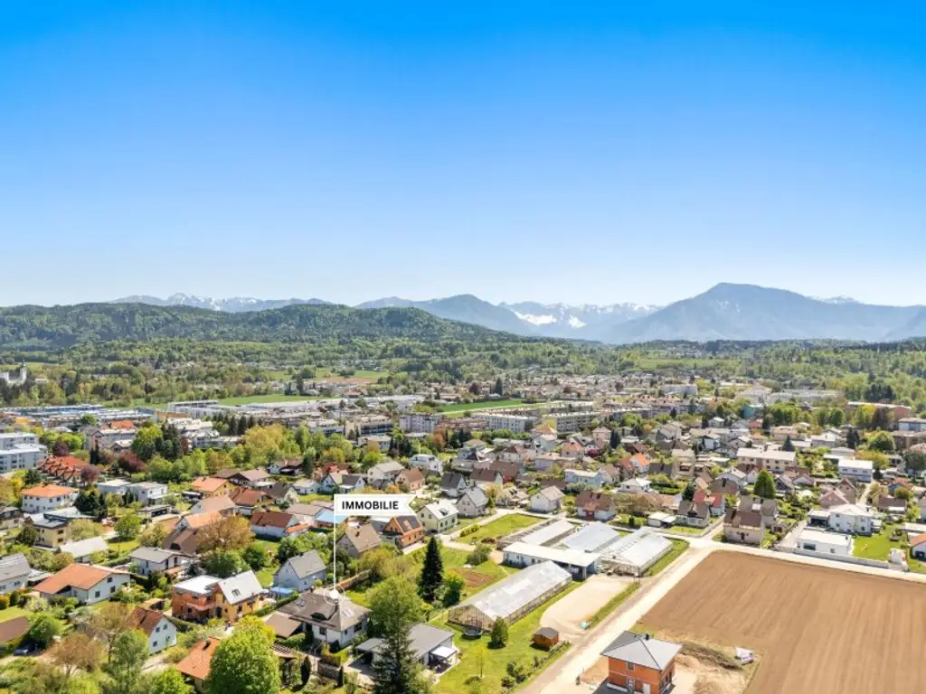 Schöner, gepflegter 270m² Bungalow mit 2 Wohnungen und 1.318m² Grund in Viktring in ruhiger sonniger Aussichtslage!