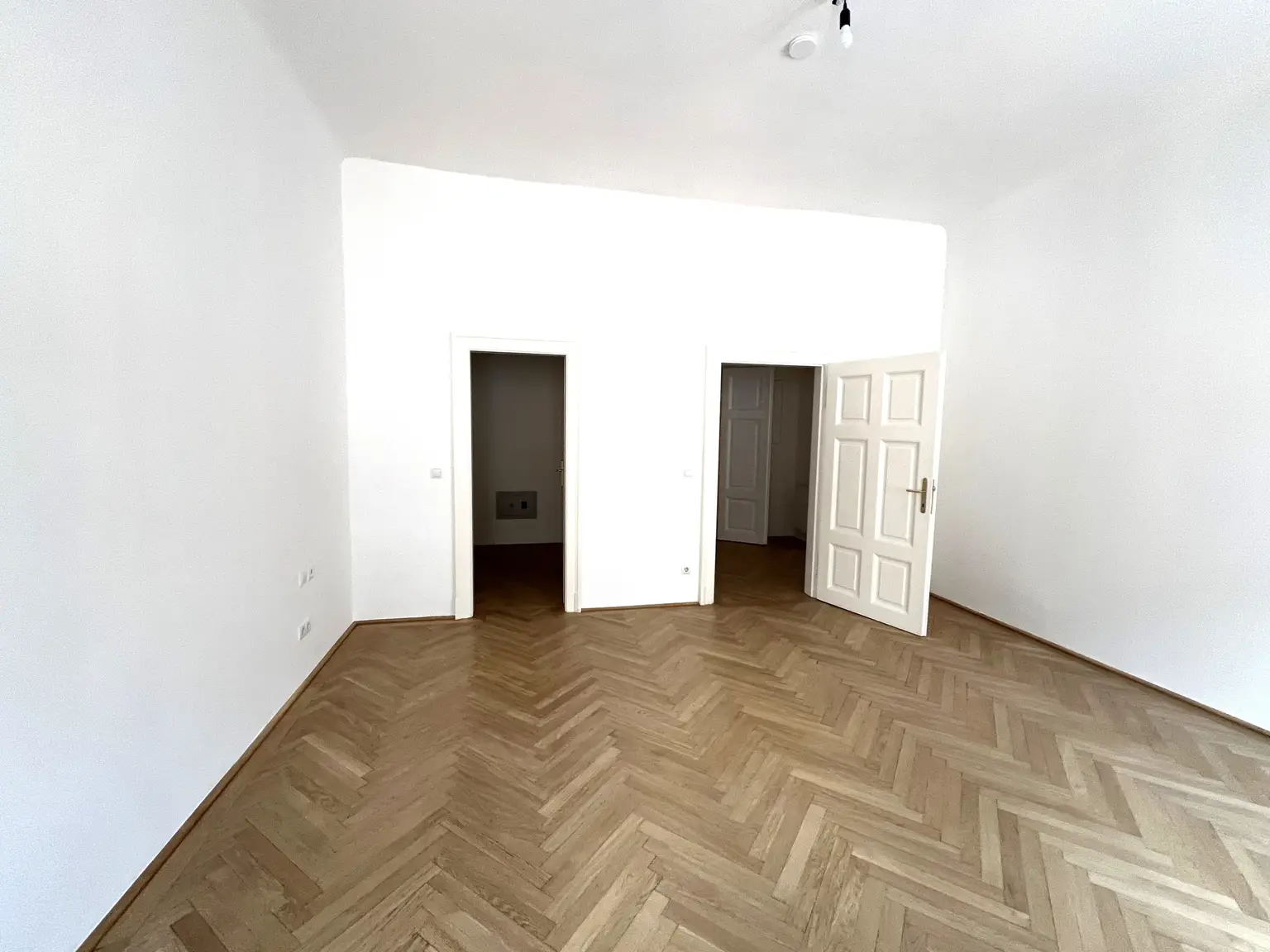 UNBEFRISTET: Ruhige, charmante Altbauwohnung im Herzen Wiens / Charming apartment in an old-style building in the heart of Vienna