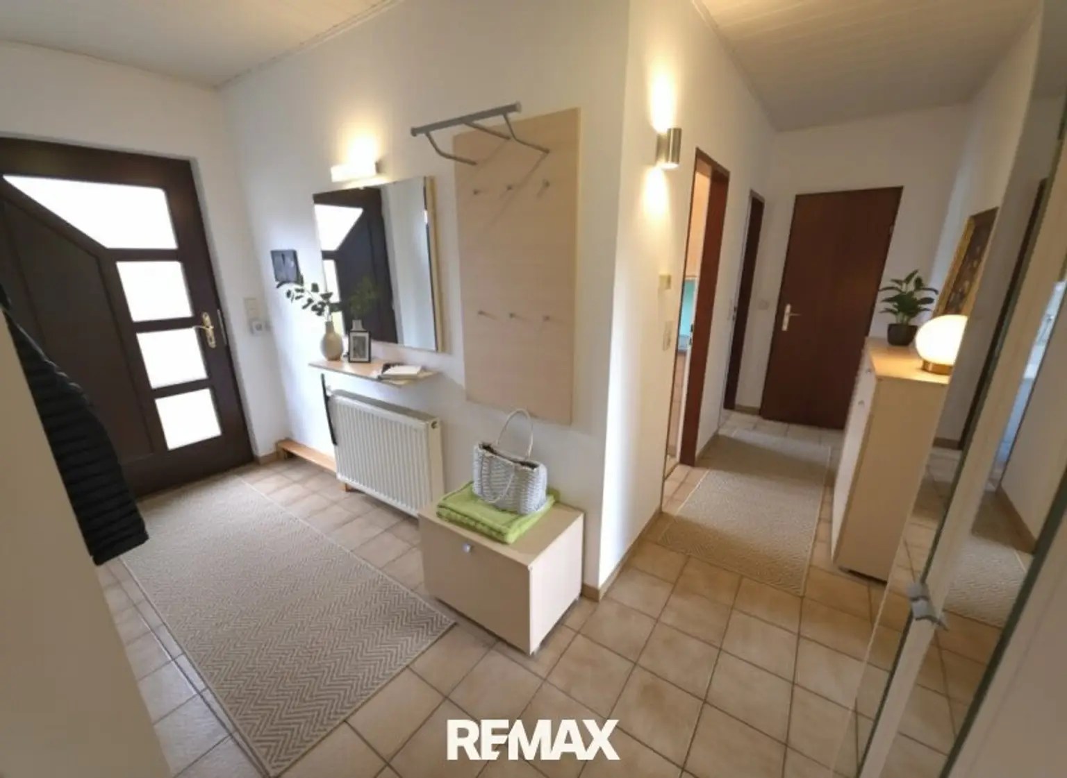 Vorraum und Gang zu Küche, Bad, WC